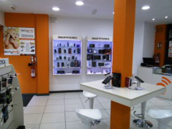TECNYSHOP MOBILFREE FIRMA UNA NUEVA FRANQUICIA EN MAHÓN, MENORCA.