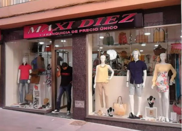 Las tiendas de Diez Euros del Grupo Maxi Diez aterrizan en la localidad de Monforte de Lemos.