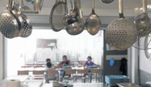 Lysmon ofrece 10 Becas Comedor