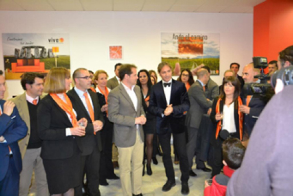 Más de 200 personas brindan su apoyo a Grupo Vive Soluciones Inmobiliarias en la inauguración de su nueva agencia en Mairena del Aljarafe