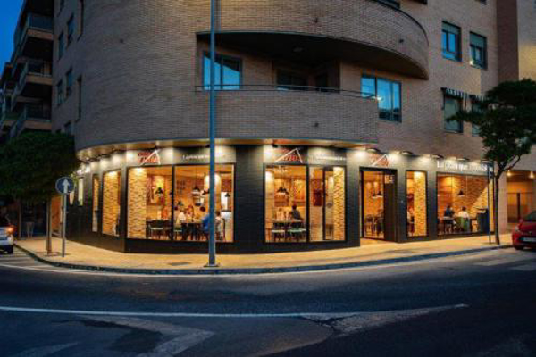 CON PASO MUY FIRME PIZZERÍAS CARLOS INICIA EL CAMINO EN CÁCERES