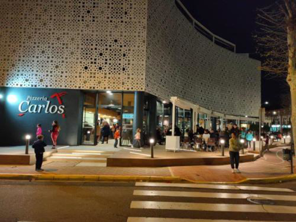 Exitosa apertura de franquicia Pizzería Carlos en la Sevillana Dos Hermanas