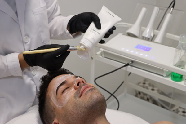 Tecnología, confianza y profesionalidad: lo que buscan los clientes en los centros de estética.