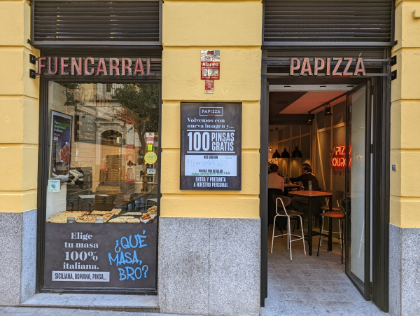 Las franquicias Papizza implantan una nueva imagen en su flagship de la calle Fuencarral de Madrid.