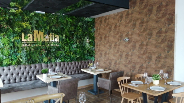 La Mafia se sienta a la mesa se expande en Cataluña y abre un restaurante de 500m2 en Vic