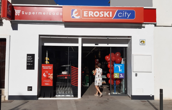 Eroski inaugura un nuevo supermercado franquiciado en la localidad malagueña de Frigiliana.