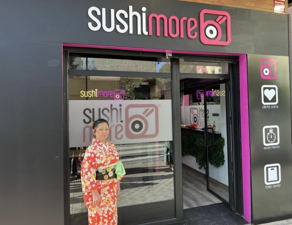 Sushimore abre un nueva franquicia en Granada y lo hace regalando sushi a 100 personas.