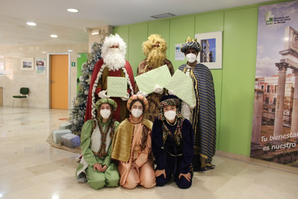 La Botica de los Perfumes acompaña a Los Reyes Magos repartiendo regalos e ilusión en el Hospital de Mérida