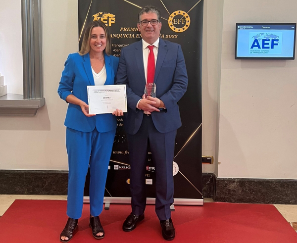 Eroski recibe el premio al mejor franquiciador de alimentacion de España.