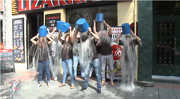 Lizarran cumple el reto del Ice Bucket Challenge en sus franquicias