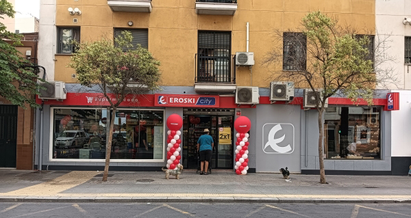 Eroski inaugura un nuevo supermercado franquiciado en Huelva.