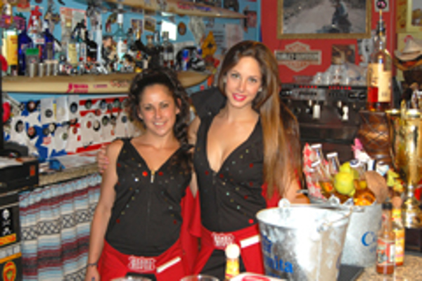 Las camareras de la franquicia Barba Rossa se visten de Elvis