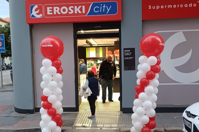 La franquicia Eroski inaugura un nuevo supermercado franquiciado en Málaga.