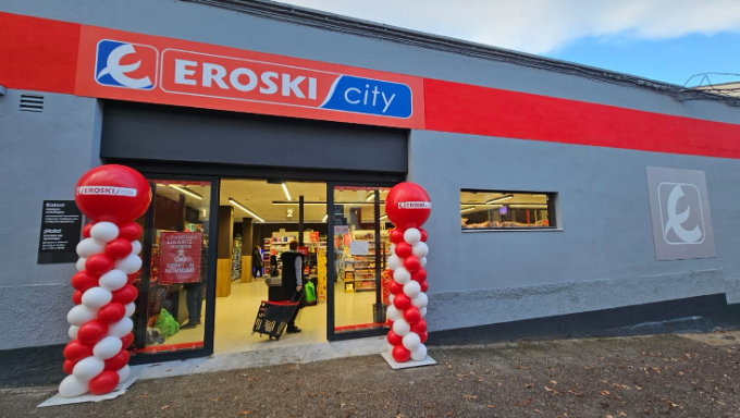 La franquicia Eroski inaugura un nuevo supermercado franquiciado en Etxarri Aranatz.