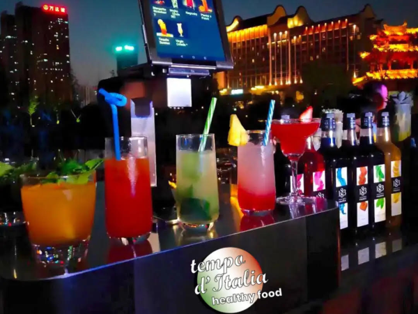 ¡Revoluciona tu negocio horeca con una coctelería italiana automática! Franquicia Italy Coffee Tea Store.