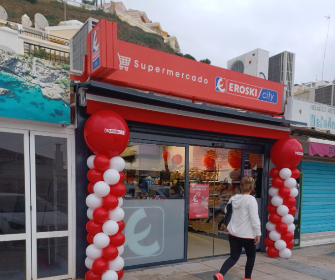 Eroski inaugura un nuevo supermercado franquiciado en Nerja, en Málaga.
