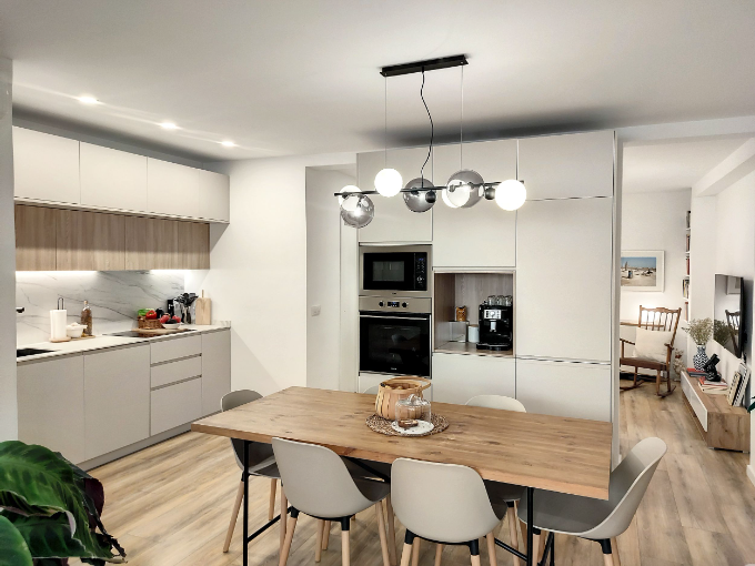 El 61% de los españoles prefieren cocinas cerradas en sus reformas. Nos lo cuenta la franquicia Aquí Tu Reforma.