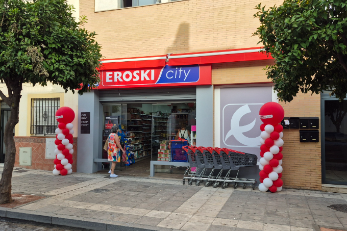 La franquicia Eroski inaugura nuevo supermercado franquiciado en la localidad sevillana de Gelves.