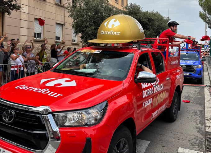 La franquicia Carrefour lanza la Gorra Dorada en La Vuelta con 17.000 euros en premios