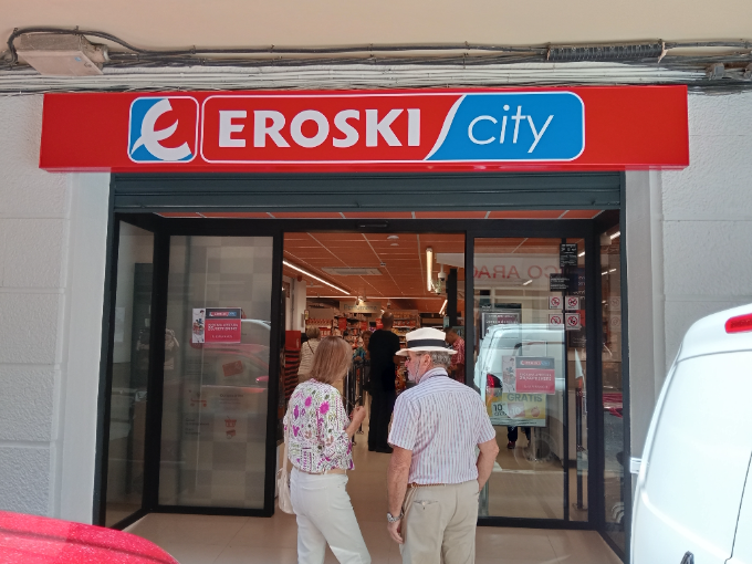La franquicia Eroski inaugura un nuevo supermercado en Palma de Mallorca.