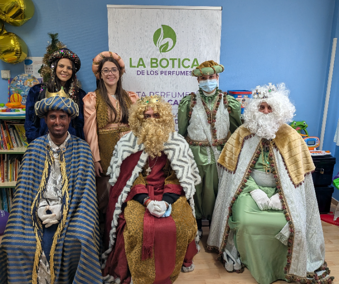 El Hospital de Mérida se llena de magia en la visita de los Reyes Magos en colaboración con la franquicia La Botica de los Perfumes