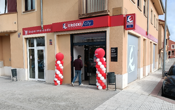 Eroski inaugura un nuevo supermercado franquiciado en Torrecaballeros, Segovia