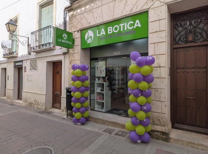 La franquicia La Botica de los Perfumes llega a San Clemente de la mano de una joven emprendedora