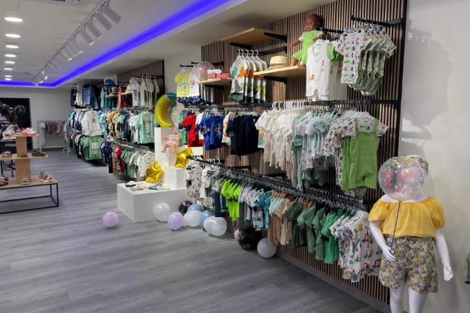 La franquicia Grupo Reprepol consolida su modelo de tienda monomarca con una nueva apertura en Barcelona y supera ya los 400 puntos de venta