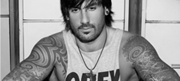 Melendi confiesa querer eliminar sus tatuajes y la franquicia Tatualia es la solución