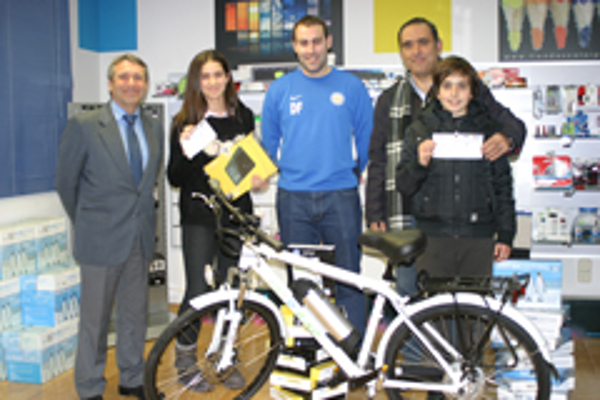 Deporte Plus hace la entrega de los premios de su sorteo de navidad en la franquicia Color Plus Central