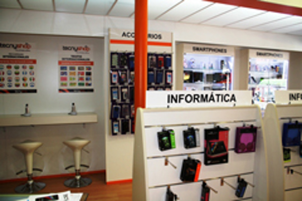 La franquicia Tecnyshop firma su contrato más importante