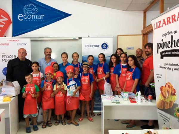 La franquicia Lizarran y Ecomar reúnenen Rota a más de 50 niños en su taller de ‘Pinchos y medio ambiente’