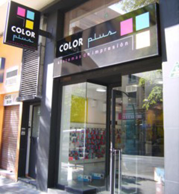 Color Plus abre su nueva franquicia en Murcia