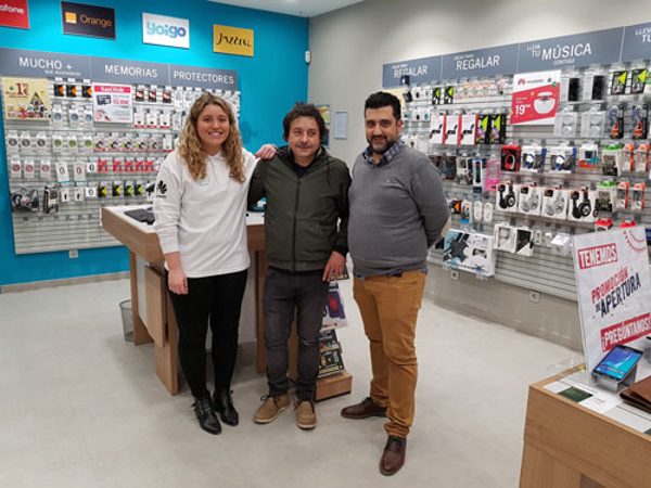 Nueva tienda inaugurada por la franquicia Phone House en La Felguera, Asturias