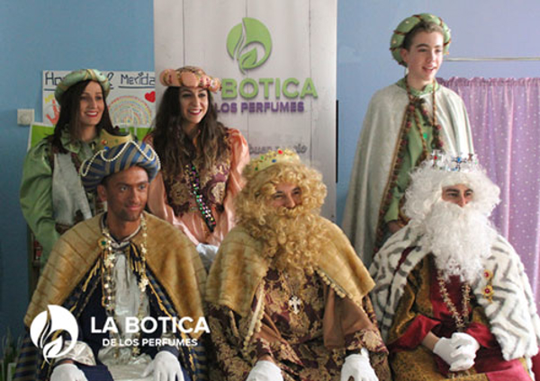 La red de franquicias La Botica de los Perfumes lleva al Hospital de Mérida a sus Majestades los Reyes Magos
