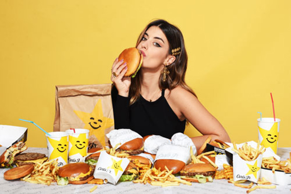 De estrella, a estrella: Dulceida diseña la última hamburguesa de la franquicia californiana Carl´s Jr.