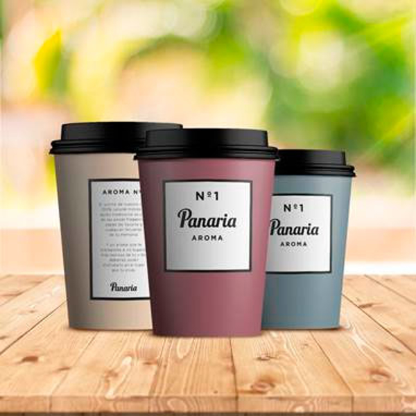 La franquicia Panaria ha elaborado unos vasos de café take away inspirados en el mundo de los perfumes