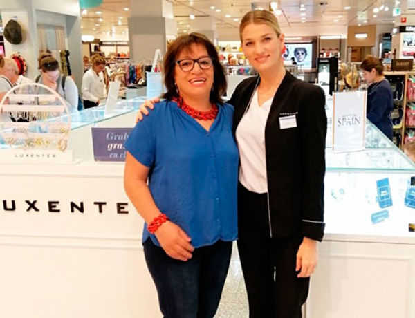La franquicia de joyería Luxenter comunica la ganadora del concurso Orígenes que realizará un safari por África