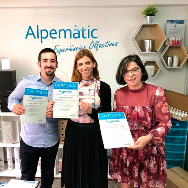 El marketing olfativo llega a Vigo de la mano de tres jóvenes emprendedores que impulsan su negocio con la franquicia Alpematic