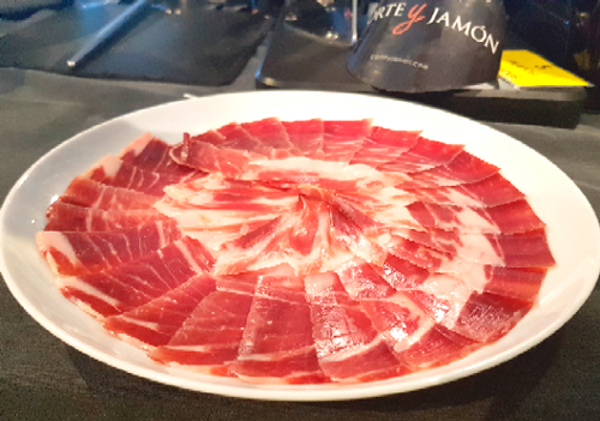 En los establecimientos de la franquicia Corte y Jamón el corte a cuchillo es uno de los productos más demandados