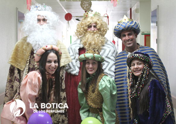 Los Reyes Magos y la franquicia La Botica de los Perfumes repartiendo regalos e ilusión en el Hospital de Mérida