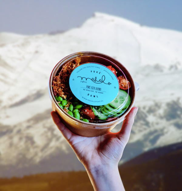 MahaloPoké inaugura la franquicia de poké más alta de Europa durante la celebración de la Copa del Mundo FIS de Snowboard Cross en Sierra Nevada 