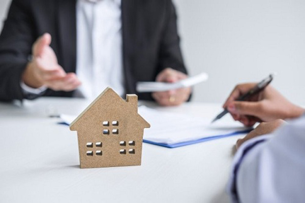 Emiliano Bermúdez, subdirector de la franquicia Donpiso, atiende entrevistas con medios de comunicación,