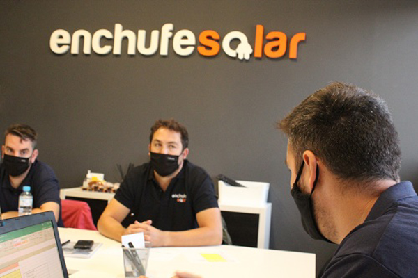 Los instaladores de las franquicias de EnchufeSolar de Valencia y Salamanca se forman en técnicas y filosofía de la compañía.