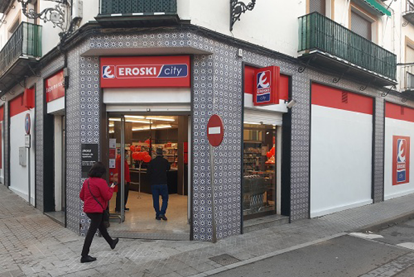 Eroski inaugura un nuevo supermercado franquiciado en la localidad sevillana de Mairena del Alcor.