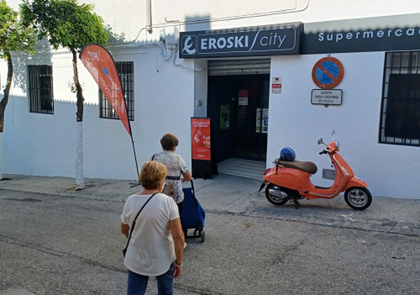 Eroski inaugura un nuevo supermercado franquicia en la localidad gaditana de El Bosque.