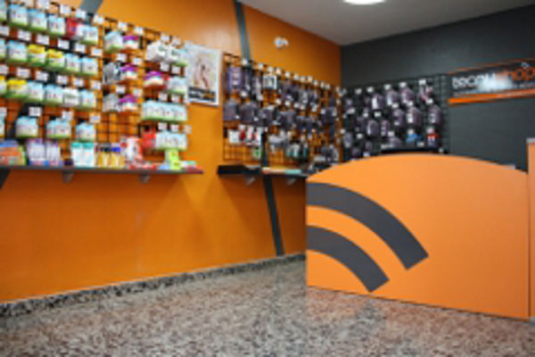 Tecnyshop la franquicia de Real Color pisa fuerte en España