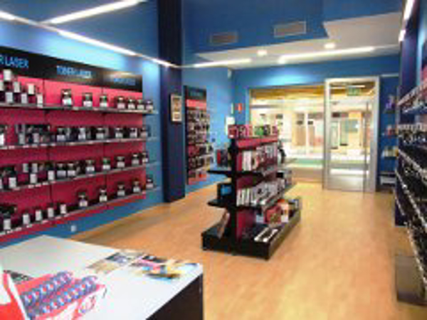 Inauguración de la nueva franquicia Real Color en Tres Cantos, Madrid