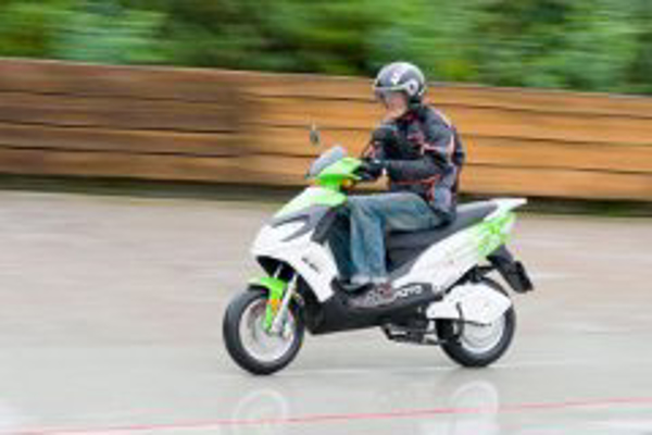 La franquicia Abat bate el record de distancia recorrida en 24h por una  moto eléctrica