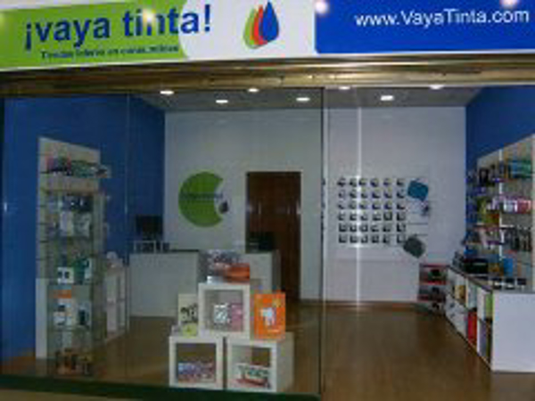 Inauguración de nueva franquicia Vaya Tinta en Valdebernardo